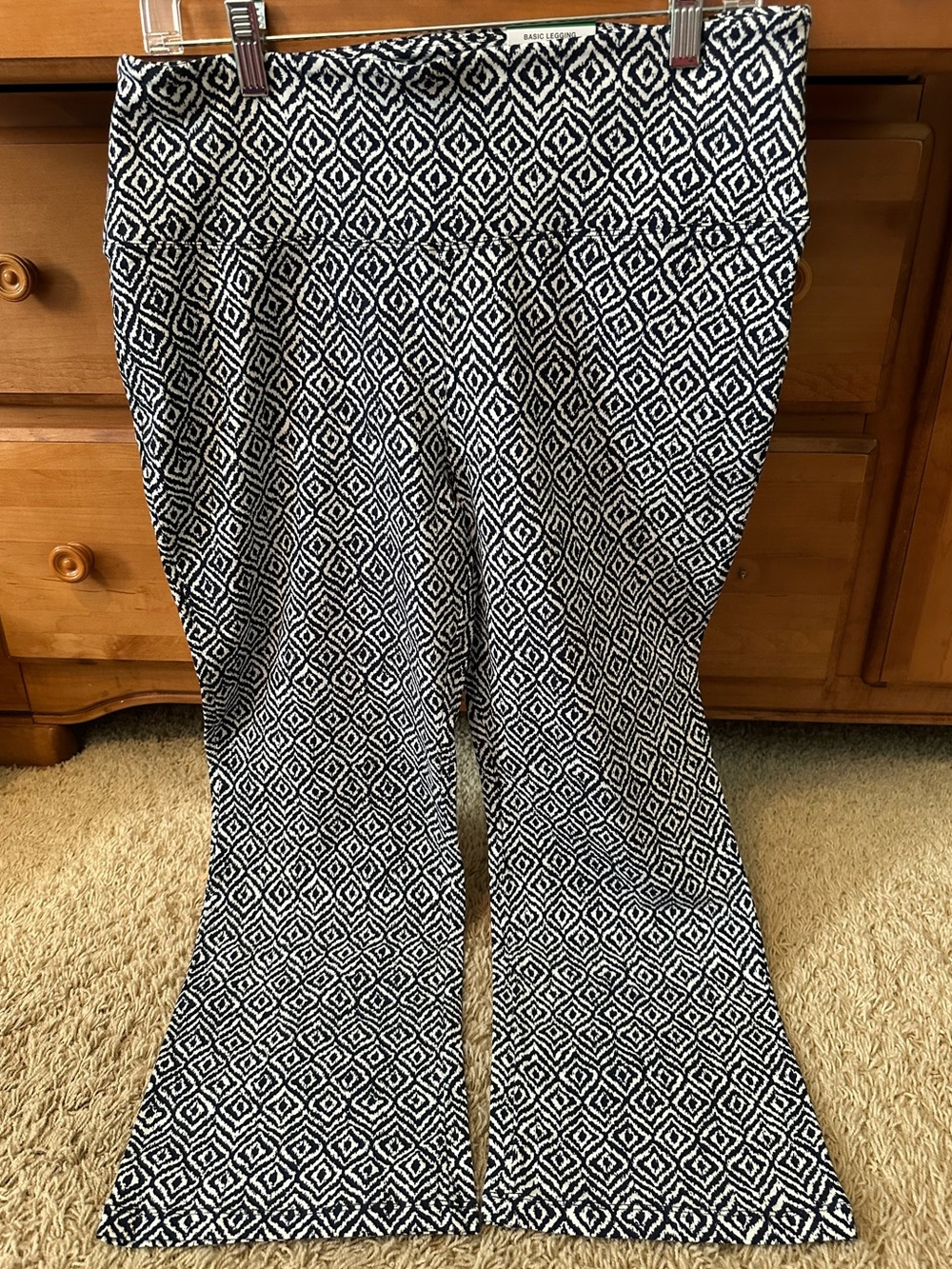 NWT STYLE & CO BLACK/WHITE FLARE LEGGINGS